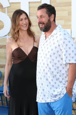 1 Haziran 2022 'de Westwood, CA' daki Hustle Tiyatrosu 'ndaki Hustle Premiere' de Jackie Sandler ve Adam Sandler.