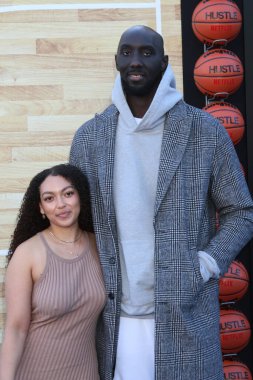 LOS ANGELES - 1 Haziran 2022 'de Westwood, CA' daki Hustle Tiyatrosu 'ndaki Hustle Prömiyer' de Tacko Fall