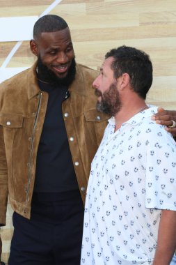 LOS ANGELES - 1 Haziran, LeBron James, Adam Sandler 1 Haziran 2022 'de Westwood, CA' daki Hustle Tiyatrosu 'ndaki Hustle Premiere' de