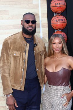 LOS ANGELES - 1 HAZİRAN LeBron James, Savannah James 1 Haziran 2022 'de Westwood, CA' daki Hustle Theater 'da prömiyer aldı.