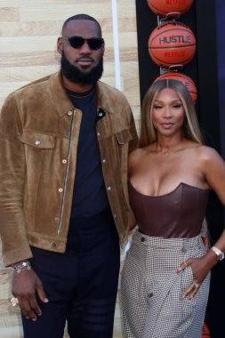 LOS ANGELES - 1 HAZİRAN LeBron James, Savannah James 1 Haziran 2022 'de Westwood, CA' daki Hustle Theater 'da prömiyer aldı.