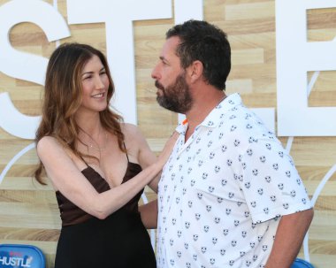 1 Haziran 2022 'de Westwood, CA' daki Hustle Tiyatrosu 'ndaki Hustle Premiere' de Jackie Sandler ve Adam Sandler.