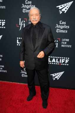 LOS ANGELES - 1 Haziran 2022 'de Los Angeles, CA' da TCL Çin Tiyatrosu 'nda Mija' nın açılış gecesi gösteriminde Edward James Olmos