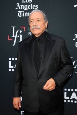 LOS ANGELES - 1 Haziran 2022 'de Los Angeles, CA' da TCL Çin Tiyatrosu 'nda Mija' nın açılış gecesi gösteriminde Edward James Olmos