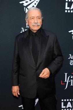 LOS ANGELES - 1 Haziran 2022 'de Los Angeles, CA' da TCL Çin Tiyatrosu 'nda Mija' nın açılış gecesi gösteriminde Edward James Olmos