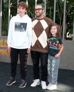 LOS ANGELES - 6 Haziran: Bronx Wentz, Pete Went, Saint Lazslo Wentz TCL Çin Tiyatrosu 'ndaki Jurassic World Dominion World Premiere' de 6 Haziran 2022 'de Los Angeles, CA