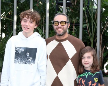 LOS ANGELES - 6 Haziran: Bronx Wentz, Pete Went, Saint Lazslo Wentz TCL Çin Tiyatrosu 'ndaki Jurassic World Dominion World Premiere' de 6 Haziran 2022 'de Los Angeles, CA