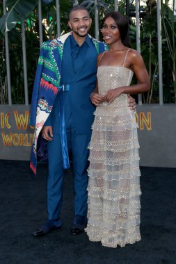 LOS ANGELES - 6 Haziran 2022 'de Los Angeles, CA' da Jurassic World Dominion World Premiere 'de Alano Miller, DeWanda Wise
