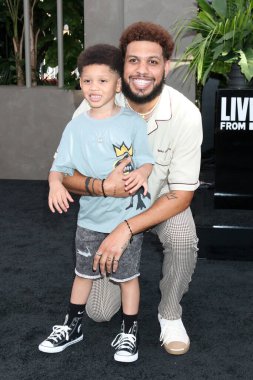 LOS ANGELES - 6 Haziran 2022 'de Los Angeles, CA' da Jurassic World Dominion World Premiere 'de oğlu Sarunas Jackson