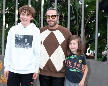 LOS ANGELES - 6 Haziran: Bronx Wentz, Pete Went, Saint Lazslo Wentz TCL Çin Tiyatrosu 'ndaki Jurassic World Dominion World Premiere' de 6 Haziran 2022 'de Los Angeles, CA