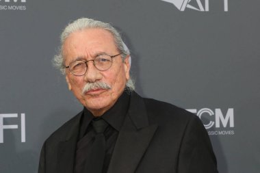 LOS ANGELES - 9 Haziran 2022 'de Dolby Tiyatrosu' nda Julie Andrews 'u kutlayan 48. AFI Yaşam Boyu Başarı Ödülü' nde Edward James Olmos.