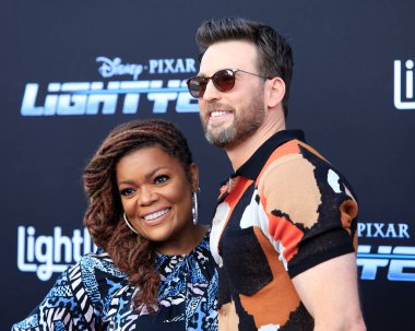 LOS ANGELES - 8 Haziran 2022 'de Yvette Nicole Brown, Chris Evans El Capitan Tiyatrosu' nda Los Angeles Işıkyılı Premiere 'de