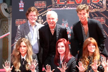 LOS ANGELES - 21 Haziran: Steve Binder, Baz Luhrmann, Austin Butler ve diğerleri El Baskısı Töreni 'nde Priscilla Presley, Lisa Marie Presley ve Riley Keough TCL Çin Tiyatrosu IMAX' ta 21 Haziran 2022 'de