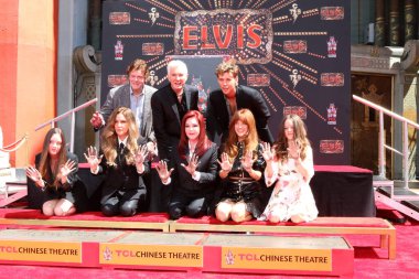 LOS ANGELES - 21 Haziran: Steve Binder, Baz Luhrmann, Austin Butler ve diğerleri El Baskısı Töreni 'nde Priscilla Presley, Lisa Marie Presley ve Riley Keough TCL Çin Tiyatrosu IMAX' ta 21 Haziran 2022 'de