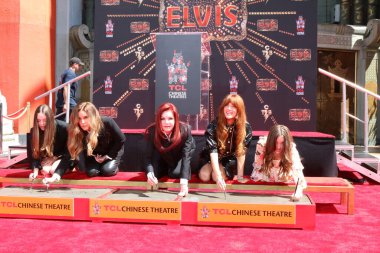 LOS ANGELES - 21 Haziran: Steve Binder, Baz Luhrmann, Austin Butler ve diğerleri El Baskısı Töreni 'nde Priscilla Presley, Lisa Marie Presley ve Riley Keough TCL Çin Tiyatrosu IMAX' ta 21 Haziran 2022 'de