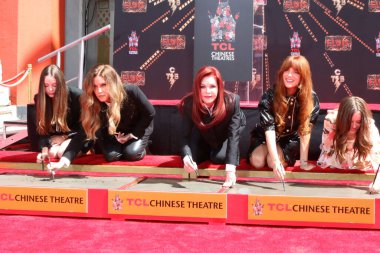 LOS ANGELES - 21 Haziran: Steve Binder, Baz Luhrmann, Austin Butler ve diğerleri El Baskısı Töreni 'nde Priscilla Presley, Lisa Marie Presley ve Riley Keough TCL Çin Tiyatrosu IMAX' ta 21 Haziran 2022 'de