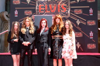 LOS ANGELES - 21 Haziran: Steve Binder, Baz Luhrmann, Austin Butler ve diğerleri El Baskısı Töreni 'nde Priscilla Presley, Lisa Marie Presley ve Riley Keough TCL Çin Tiyatrosu IMAX' ta 21 Haziran 2022 'de