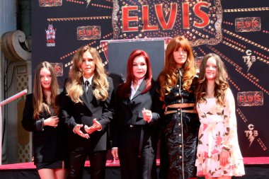 21 Haziran, Harper Vivienne Ann Lockwood, Lisa Marie Presley, Priscilla Presley ve diğerleri Priscilla Presley, Lisa Marie Presley ve Riley Keough 'un TCL Çin Tiyatrosu IMAX' ta 21 Haziran 2022, Los Angeles, CA