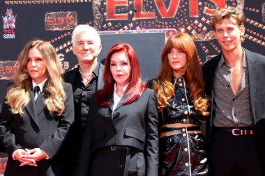 LOS ANGELES - 21 Haziran: Steve Binder, Baz Luhrmann, Austin Butler ve diğerleri El Baskısı Töreni 'nde Priscilla Presley, Lisa Marie Presley ve Riley Keough TCL Çin Tiyatrosu IMAX' ta 21 Haziran 2022 'de