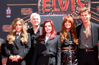 LOS ANGELES - 21 Haziran: Steve Binder, Baz Luhrmann, Austin Butler ve diğerleri El Baskısı Töreni 'nde Priscilla Presley, Lisa Marie Presley ve Riley Keough TCL Çin Tiyatrosu IMAX' ta 21 Haziran 2022 'de