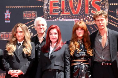 LOS ANGELES - 21 Haziran: Steve Binder, Baz Luhrmann, Austin Butler, Lisa Marie Presley, Priscilla Presley, Riley Keough Priscilla Presley 'i onurlandıran el yazısı seremonisi, Lisa Marie Presley ve Riley Keough TCL Çin Tiyatrosu IMAX' ta 21 Haziran, 20 Haziran
