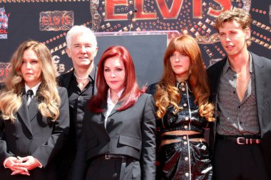 LOS ANGELES - 21 Haziran: Steve Binder, Baz Luhrmann, Austin Butler ve diğerleri El Baskısı Töreni 'nde Priscilla Presley, Lisa Marie Presley ve Riley Keough TCL Çin Tiyatrosu IMAX' ta 21 Haziran 2022 'de
