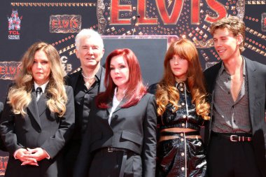 LOS ANGELES - 21 Haziran: Steve Binder, Baz Luhrmann, Austin Butler ve diğerleri El Baskısı Töreni 'nde Priscilla Presley, Lisa Marie Presley ve Riley Keough TCL Çin Tiyatrosu IMAX' ta 21 Haziran 2022 'de