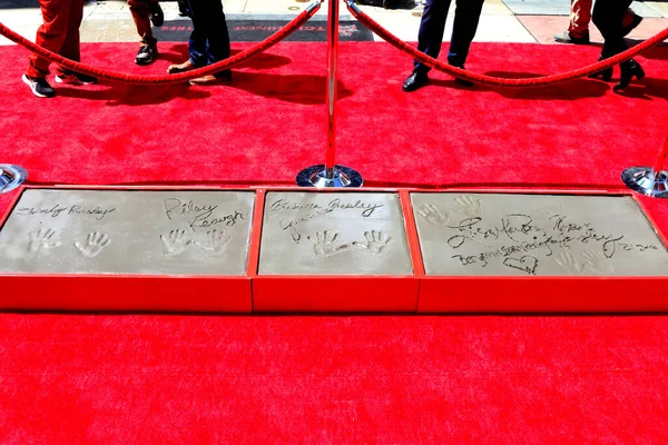 Los Angeles Jun プリシラ プレスリーのサインとハンドプリントがハンドプリント式にてプリシラ プレスリー マリー プレスリー ライリー キューがTclチャイニーズ — ストック写真