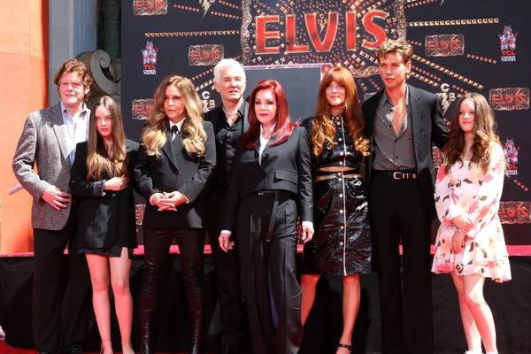 LOS ANGELES - 21 Haziran: Steve Binder, Baz Luhrmann, Austin Butler ve diğerleri El Baskısı Töreni 'nde Priscilla Presley, Lisa Marie Presley ve Riley Keough TCL Çin Tiyatrosu IMAX' ta 21 Haziran 2022 'de