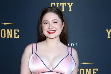 LOS ANGELES - 23 Haziran: Emma Kenney Yellowstone City Premiere 'de 23 Haziran 2022' de Los Angeles 'ta Harmony Gold' da