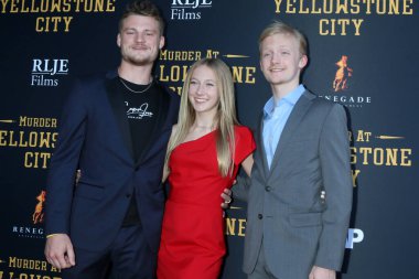 LOS ANGELES - 23 Haziran: Cooper Nusbaum, Isabella Ruby, Austin Stagner Yellowstone City Premiere 'deki Harmony Gold' da 23 Haziran 2022 'de Los Angeles, CA