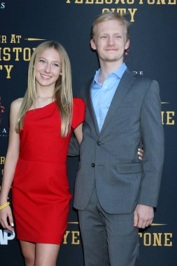 Isabella Ruby, Austin Stagner, 23 Haziran 2022 'de Yellowstone City' de Harmony Gold 'da cinayet galasında.