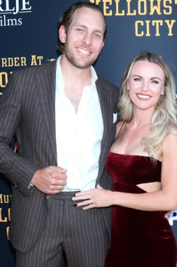 LOS ANGELES - 23 Haziran 2022 'de Los Angeles' ta Harmony Gold 'da Cinayet Masası' nda eşi Danny Bohnen.