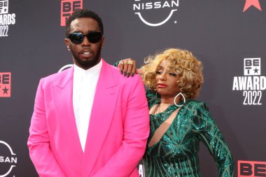 LOS ANGELES - 26 Haziran 2022 'de Microsoft Theater' daki 2022 BET Ödülleri 'nde annesi Janice Combs, Sean Combs,