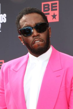 LOS ANGELES - 26 Haziran 2022 'de Microsoft Theater' daki 2022 BET Ödülleri 'nde annesi Janice Combs, Sean Combs,