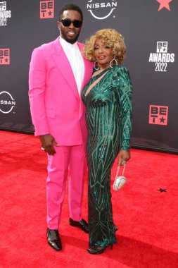 LOS ANGELES - 26 Haziran 2022 'de Microsoft Theater' daki 2022 BET Ödülleri 'nde annesi Janice Combs, Sean Combs,