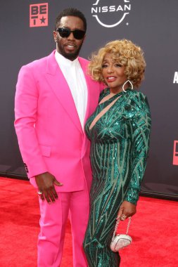 LOS ANGELES - 26 Haziran 2022 'de Microsoft Theater' daki 2022 BET Ödülleri 'nde annesi Janice Combs, Sean Combs,