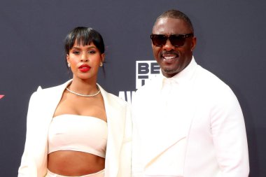 LOS ANGELES - 26 Haziran: Sabrina Dhowre Elba, Idris Elba Microsoft Tiyatrosu 'nda 26 Haziran 2022 BET Ödülleri' nde