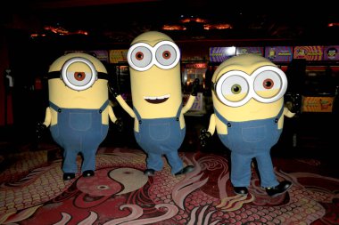 LOS ANGELES - 25 Haziran: Stuart, Kevin, Bob, Minion at the Minions: The Rise of Gru Premiere at the TCL Chinese Theater IMAX 25 Haziran 2022, Los Angeles, CA