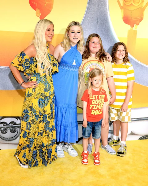 Los Angeles Jun Tori Spelling Seus Filhos Minions Rise Gru — Fotografia de Stock