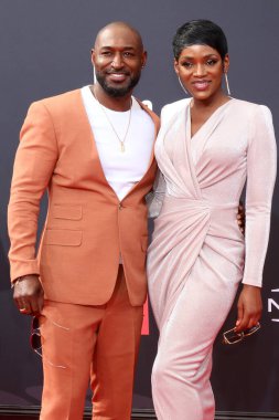 LOS ANGELES - 26 Haziran: Adrian Holmes, Caroline Chikezie Microsoft Theater 2022 BET Ödülleri 'nde 26 Haziran 2022' de Los Angeles, CA