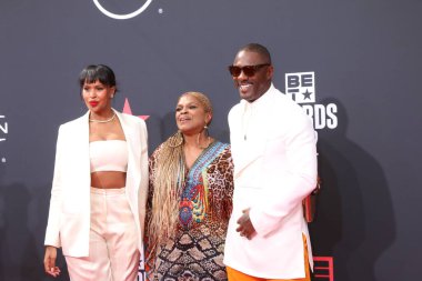 LOS ANGELES - 26 Haziran: Sabrina Dhowre Elba, Holly Davis Carter, Idris Elba Microsoft Theater 2022 BET Ödülleri 'nde 26 Haziran 2022' de Los Angeles, CA