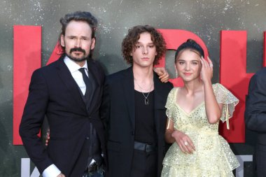 LOS ANGELES - 21 Haziran: Jeremy Davies, Mason Thames, Madeleine McGraw TCL Çin Tiyatrosu 'nun ilk gösteriminde 21 Haziran 2022' de Los Angeles, CA