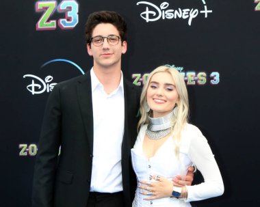 LOS ANGELES - 9 Temmuz, Milo Manheim, Meg Donnelly, 9 Temmuz 2022 'de Barker Hanger' daki Zombiler 3 'ün ilk gösteriminde