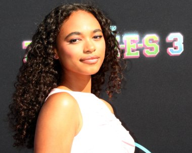 LOS ANGELES - 9 Temmuz 2022 'de Santa Monica, CA' da, Barker Hanger 'daki Zombiler 3 Premiere gösteriminde Chandler Kinney