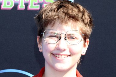 LOS ANGELES - 9 Temmuz 2022 'de Santa Monica, CA' da, Barker Hanger 'daki Zombiler 3 Premiere gösteriminde Emmy DeOliveira