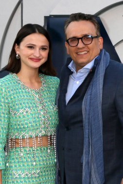 LOS ANGELES - 13 Temmuz, Ava Russo, Joe Russo TCL Çin Tiyatrosu 'nun Gri Adam Prömiyeri' nde 13 Temmuz 2022 'de Los Angeles, CA