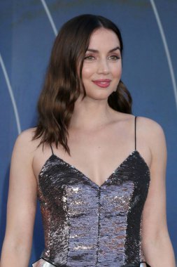 LOS ANGELES - 13 Temmuz 2022 'de Los Angeles, CA' da The Gray Man Prömiyeri 'nde Ana de Armas