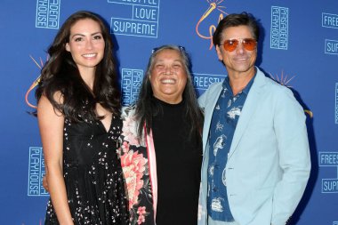 LOS ANGELES - 14 Temmuz, Caitlin McHugh, Leilani McHugh, John Stamos Pasadena 'daki Freestyle Love Supreme Play açılış gecesinde 14 Temmuz, 2022, Pasadena, CA