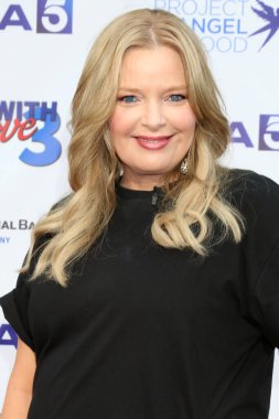 LOS ANGELES - 23 Temmuz 2022 'de Los Angeles, CA' da Melissa Peterman KTLA Stüdyoları 'nda Aşk 3 Telethon Projesi' nde Melek Yemekleri ile Lider